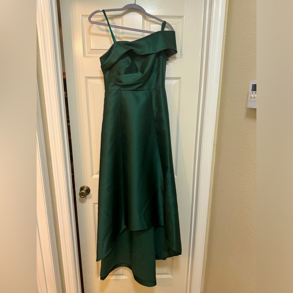 BRAND NEW*** Adrianna Papell one shoulder emerald green prom dress